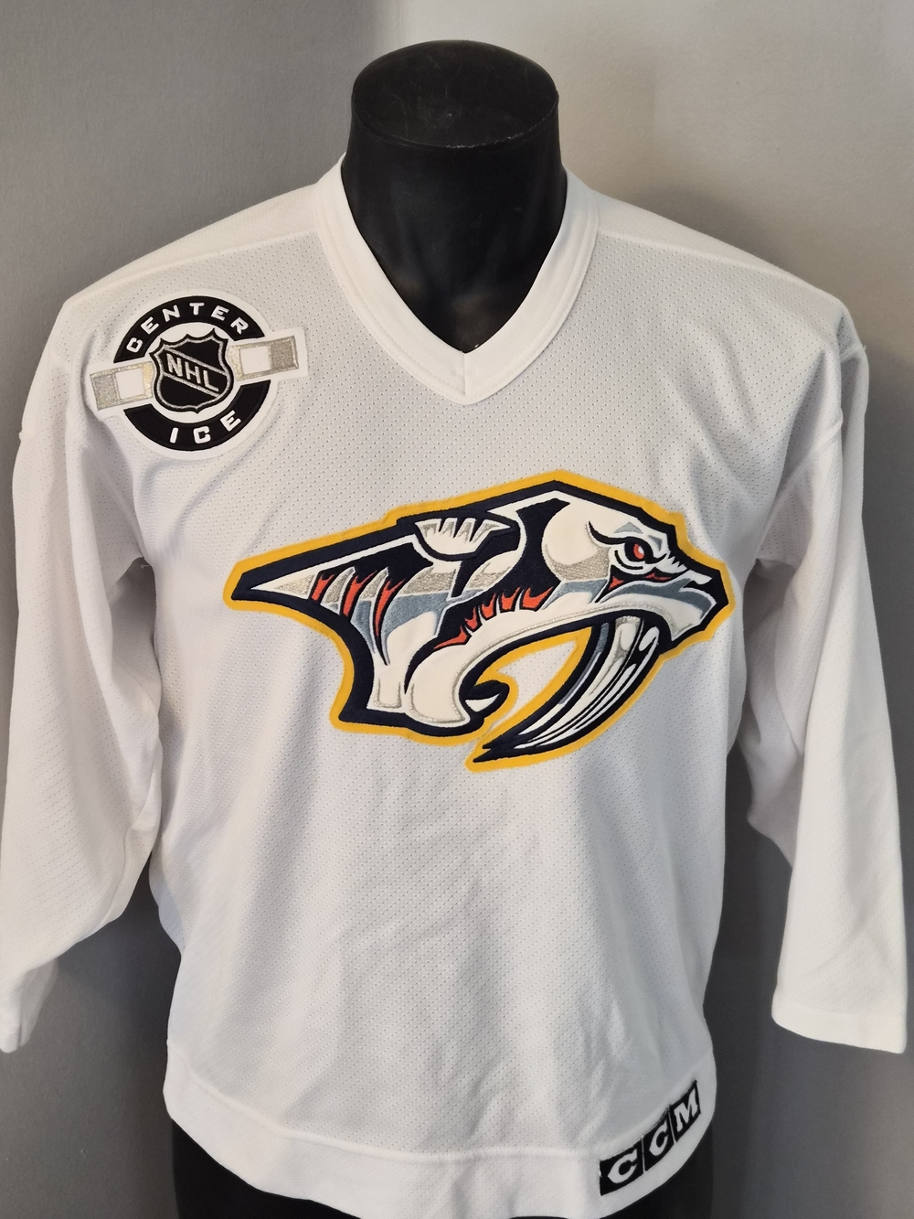 Nashville Predators White NHL Hockey Jersey - CCM (Youth Large)